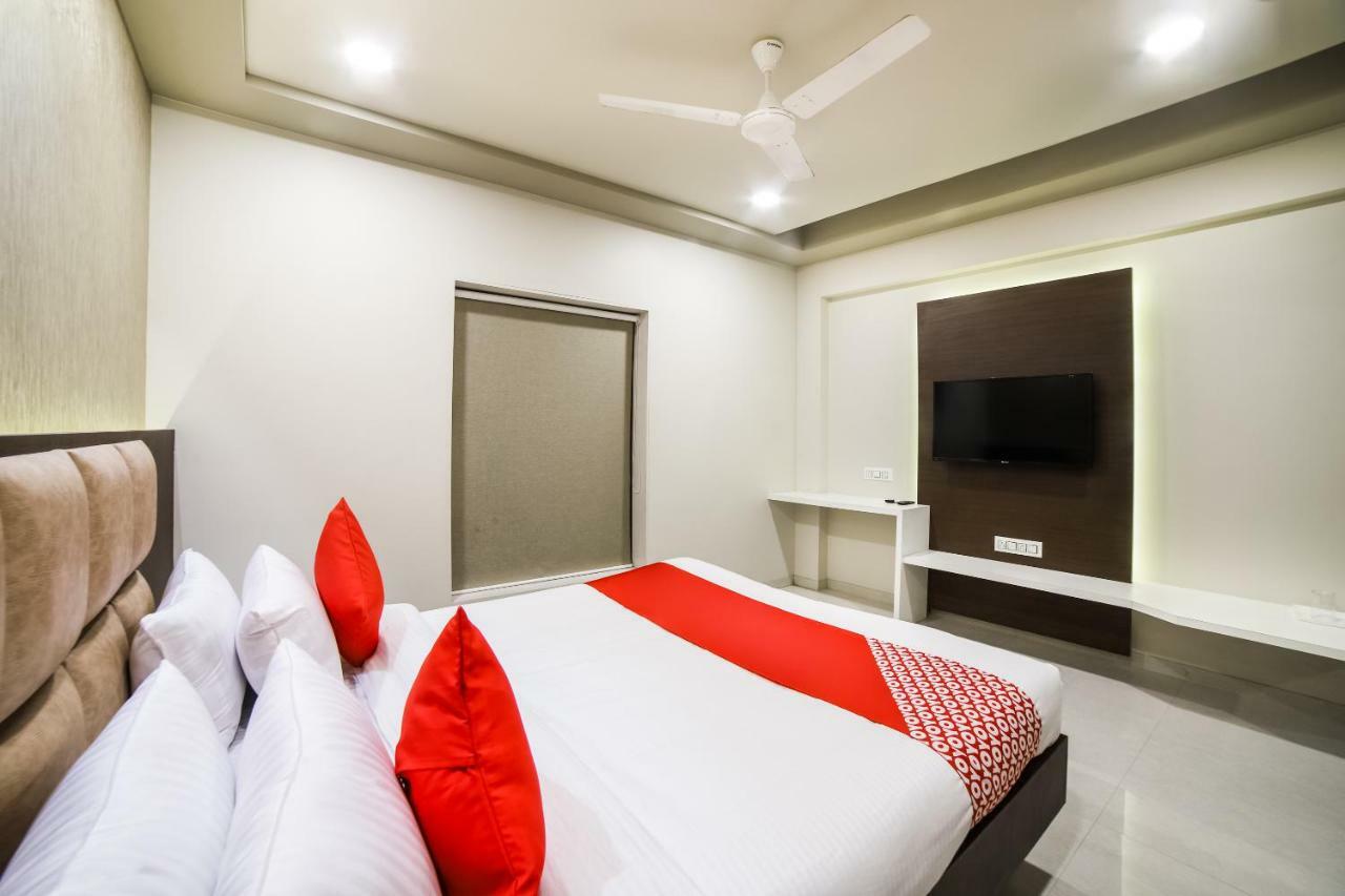 Capital O 41587 Hotel Airport Inn One Ahmedabad Eksteriør bilde