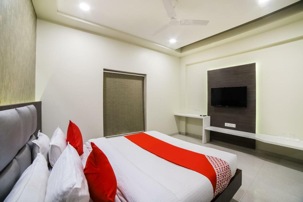 Capital O 41587 Hotel Airport Inn One Ahmedabad Eksteriør bilde