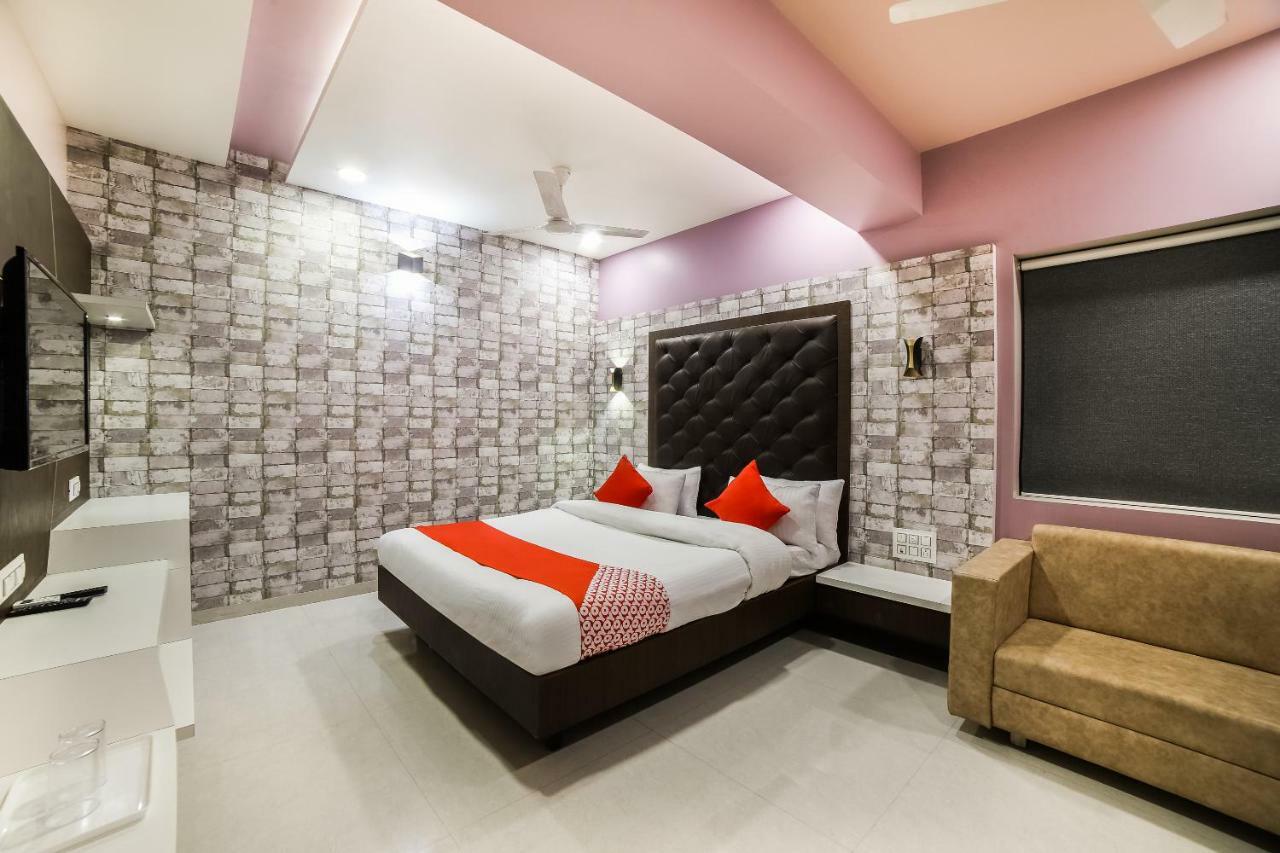 Capital O 41587 Hotel Airport Inn One Ahmedabad Eksteriør bilde